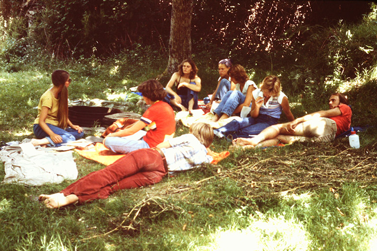 Linda Davidson and students stop for a lesson near Triacastela in 1979.